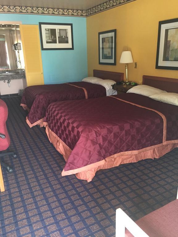 Norwalk Inn Экстерьер фото